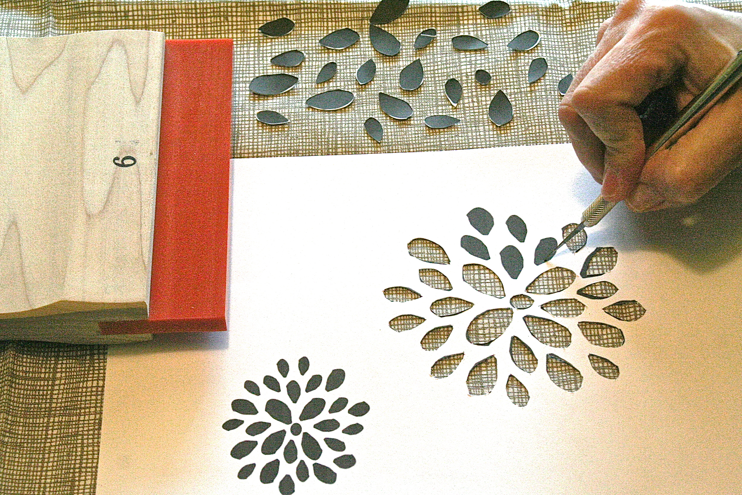 How to make diy screenprinted stencil wall paper - Dear 