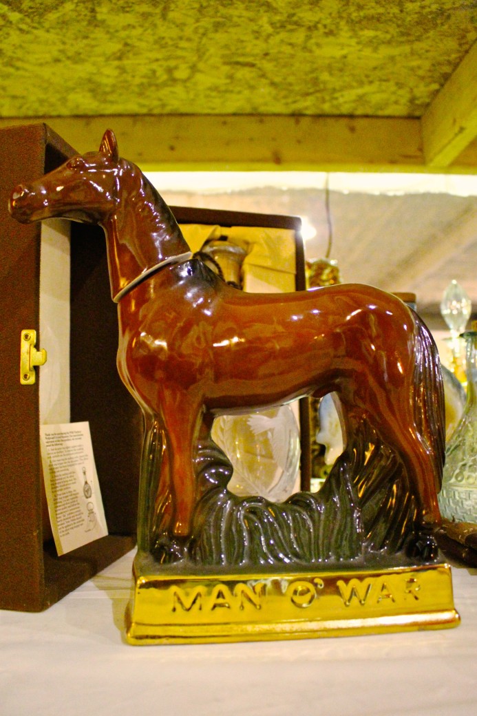 the-127-yard-sale-corridor-kentucky-frankfurt-Russell-Springs-man-o-war-statue-horse