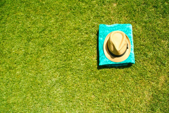 dear-handmade-life-palm-springs-pool-hat-straw-grass-green-towel