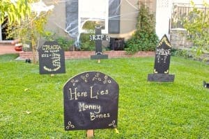How to Make a Spooky DIY Halloween yard