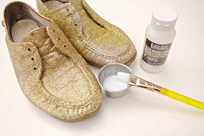 How to make Fancy DIY glitter holiday shoes from Dear Handmade LIfe